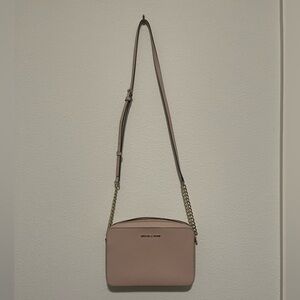 Michael Kors crossbody bag light pink 
Gently used